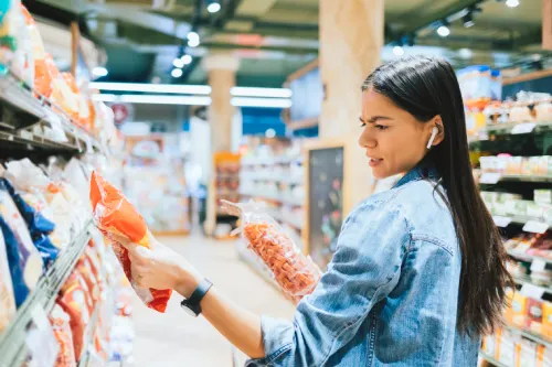 Economic pressure intensifies, consumers cut spending