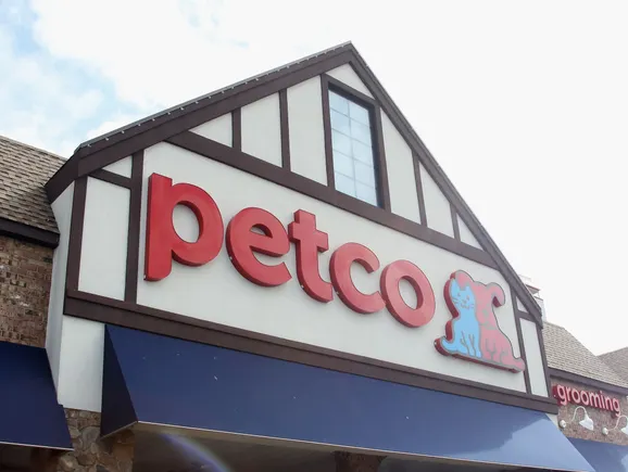 Petco会员计划重推引发积分兑换热潮，拖累季度净销售额